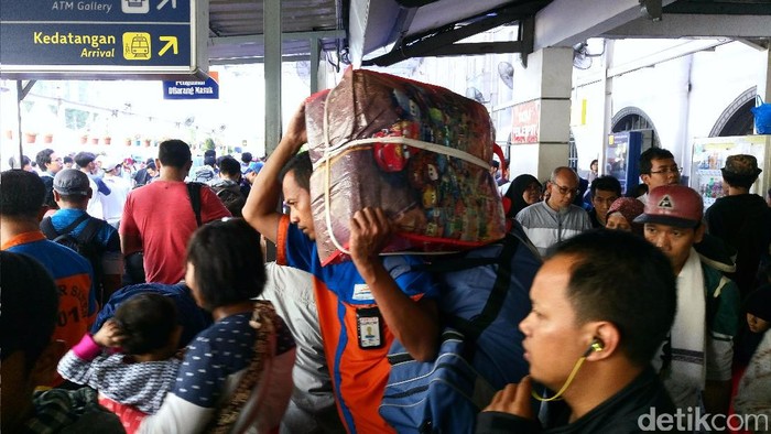 KAI Prediksi Puncak Arus Balik di Stasiun Pasar Senen pada H+5