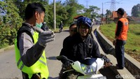 Kapolsek Ibun Iptu Asep Dedi mengatakan kebanyakan kendaraan roda dua yang melintasi jalan tersebut tidak naik di tanjakan karena kelebihan muatan barang. Alhasil motor atau mobil rager Polsek Ibun harus turun tangan untuk menarik penumpang dan muatan barangnya. Pool/Wisma Putra.