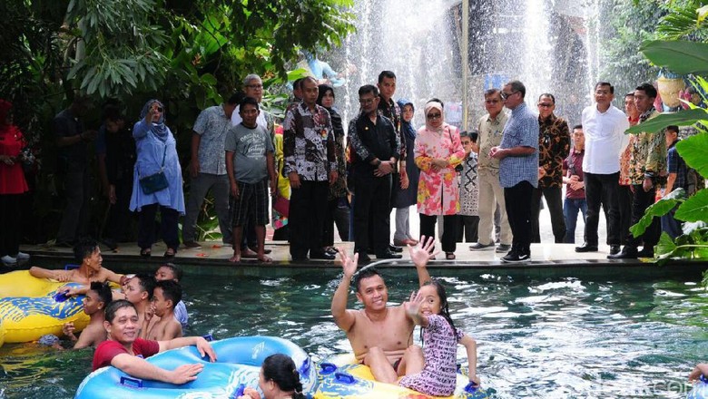 Libur Lebaran, Wapres JK Jalan-jalan di Waterboom Bugis Waterpark Libur Lebaran, Wapres JK Jalan-jalan di Waterboom Bugis Waterpark