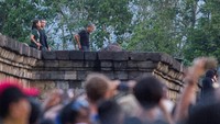 Obama naik ke candi melalui pos Kenari di sisi barat, yang diperuntukkan bagi akses masuk tamu VVIP. REUTERS/Pius Erlangga.