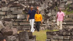 Semringahnya Obama Jalan-jalan di Candi Prambanan