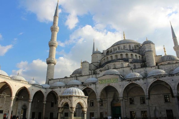 Hagia Sophia sempat menjadi bangunan dengan kubah terbesar di dunia. Dahulu kubahnya memiliki ketinggian 160 meter dengan diameter 40 meter namun roboh pada tahun 558. Kubah kemudian dibangun kembali setinggi 55 meter. (Foto: Yudha ae/dTraveler) Hagia Sophia sempat menjadi bangunan dengan kubah terbesar di dunia. Dahulu kubahnya memiliki ketinggian 160 meter dengan diameter 40 meter namun roboh pada tahun 558. Kubah kemudian dibangun kembali setinggi 55 meter. (Foto: Yudha ae/dTraveler)