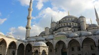 Hagia Sophia sempat menjadi bangunan dengan kubah terbesar di dunia. Dahulu kubahnya memiliki ketinggian 160 meter dengan diameter 40 meter namun roboh pada tahun 558. Kubah kemudian dibangun kembali setinggi 55 meter. (Foto: Yudha ae/dTraveler)
