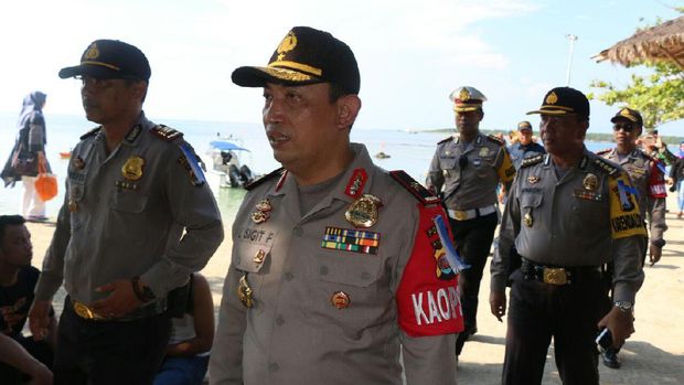  Kapolda Banten Brigjen Listyo Sigit Prabowo melakukan pemantauan lalu lintas untuk kawasan wisata Tanjung Lesung, Kamis (29/6/2017)