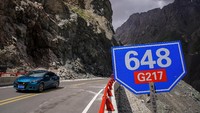 Begini penampakan sebuah jalan raya di China yang diklaim paling indah di Negeri Tirai Bambu tersebut. Wang He/Getty Images.