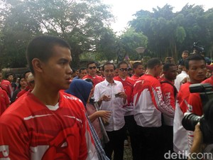 Jokowi Beri Makan Komu Si Gorila di Taman Margasatwa Ragunan