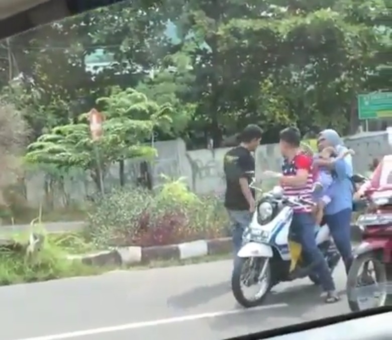Pria tendang dan pukul pemotor. Foto: Instagram thenewbikingregetan Pria tendang dan pukul pemotor. Foto: Instagram thenewbikingregetan