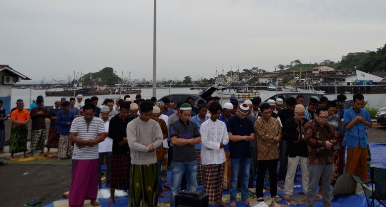 Bahagianya Puluhan WNI Berprofesi ABK Salat Id di Pelabuhan Panama Bahagianya Puluhan WNI Berprofesi ABK Salat Id di Pelabuhan Panama