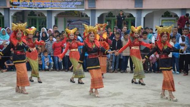  Para gadis menari dengan indahnya diiringi musik yang meriah (dok Istimewa)