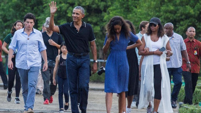 Michelle Obama di Candi Borobudur Former U.S. President Barack Obama waves while walking with his daughter Mali and his wife Michelle during a visit to the 9th-century Borobudur Temple in Magelang, Indonesia June 28, 2017. REUTERS/Pius Erlangga