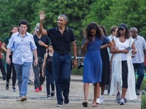 Di Borobudur, Michelle Obama Buktikan Gaya Sporty dan Glamor Bisa Berpadu