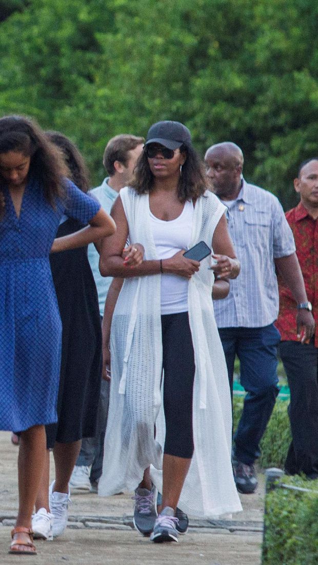 Di Borobudur, Michelle Obama Buktikan Gaya Sporty dan Glamor Bisa Berpadu