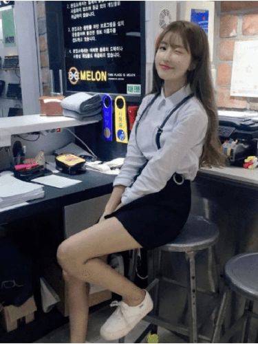 Kecantikannya Viral, Penjaga Warnet Kini Jadi Model Majalah Pria