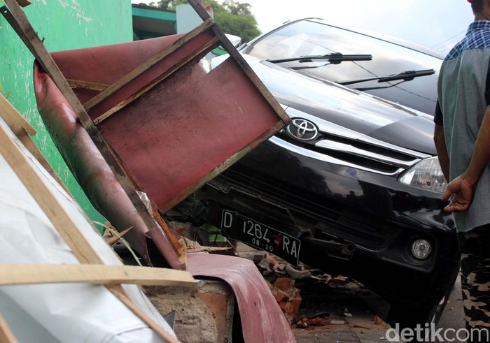 Sebuah mobil Toyota Avanza menabrak gerobak seblak di Jalan Raya Samarang, Kampung Kebon Jeruk, Tarogong Kidul, Garut. Seorang balita yang tengah tertidur nyaris terlindas.