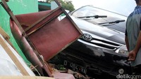 Peristiwa tersebut terjadi Jumat (30/6) sekitar pukul 14.30 WIB tepatnya di Jalan Raya Samarang, Kampung Kebon Jeruk, Tarogong Kidul, Garut. Saksi mata mengatakan, mobil Toyota Avanza dengan nopol D1264 RA tersebut melaju dari arah kawasan wisata Darajat menuju arah Bandung.
