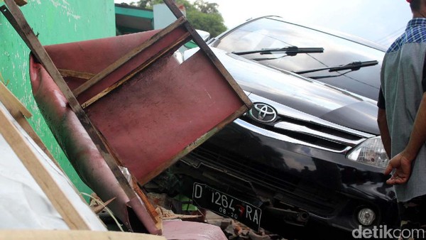Avanza Seruduk Gerobak Seblak