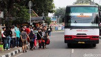 Penampakan sejumlah pemudik yang tiba di Terminal Kampung Rambutan, Jakarta, Jumat (30/6/2017).