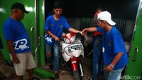 Petugas menurunkan sepeda motor tersebut dari gerbong KA.