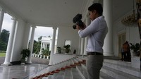 Kaesang saat mengetes kamera yang digunakan ketika menyambut kedatangan Obama di Istana Bogor. (Foto: Pool)