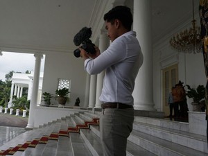 Sibuknya Kaesang Videokan Momen Kedatangan Obama di Istana Bogor