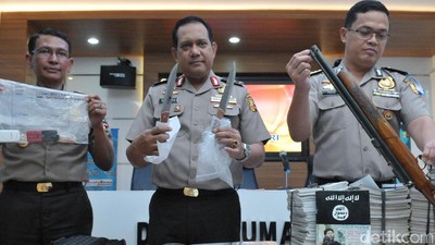 Barang Bukti Penyerangan Mapolda Sumut Ditunjukkan