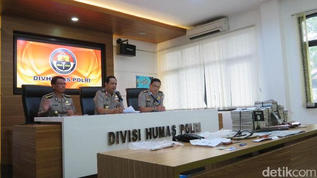 Polri menggelar jumpa pers terkait teror di Polda Sumut.
