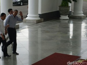 Semringah, Jokowi Setiri Obama Naik Mobil Golf di Istana Bogor
