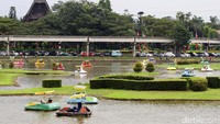 Semua fasilitas di TMII juga dioperasikan termasuk, kereta gantung hingga bebek-bebekan.
