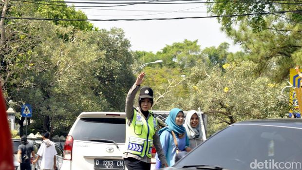 Gesitnya Polwan Berhijab yang Gowes Urai Kemacetan di Cianjur