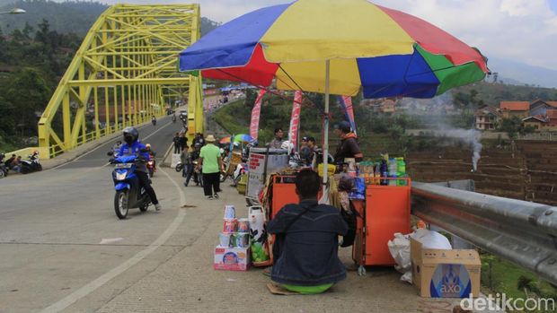 Pesona Kamojang Hill Bridge yang Jadi Tempat Favorit Pemudik Berfoto