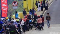 Jembatan berwarna kuning yang berada di perbatasan Kabupaten Bandung dan Garut kerap dijadikan sebagai lokasi foto favorit. Pool/Wisma Putra.
