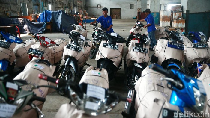 Sebanyak 259 sepeda motor yang mengikuti program mudik Motis tiba di Stasiun Jakarta Gudang, Kampung Bandan, Jakarta, Jumat (30/6/2017). Motor-motor ini siap diambil pemiliknya.