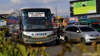Royke mengatakan, akan naik terus dari hari ini, Jumat Sabtu naik, Minggu pagi naik dan turun Minggu siang dan malam. Sabtu Minggu merupakan arus balik baik di Pantura, Pansela dan jalur tengah. Pool/Wisma Putra.