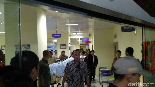 2 Anggota Brimob yang Ditusuk Dipindahkan ke RS Polri