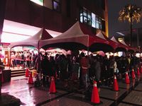 Antrean pengunjung untuk mencicip semangkuk ramen