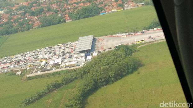  Patroli udara arus balik di ruas tol Brebes-Cirebon,Jumat (30/6/2017)