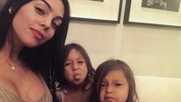 Rumor Georgina Rodriguez berbadan dua awal pertama muncul berbarengan dengan kabar Ronaldo dikaruniai bayi kembar. Sayangnya, dalam unggahannya, Georgina tak membuncit samasekali. Foto: Instagram @cristiano/@geogrinagio