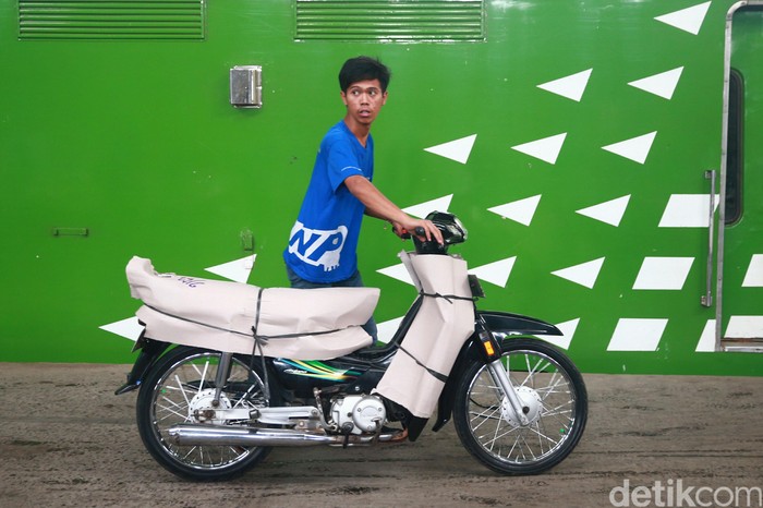 Sebanyak 259 sepeda motor yang mengikuti program mudik Motis tiba di Stasiun Jakarta Gudang, Kampung Bandan, Jakarta, Jumat (30/6/2017). Motor-motor ini siap diambil pemiliknya.