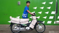 Petugas memindahkan motor-motor itu ke gudang penyimpanan.