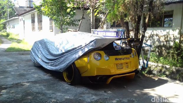 Penampakan Mobil Sport Nissan GT R  yang Tabrak Trotoar di Solo