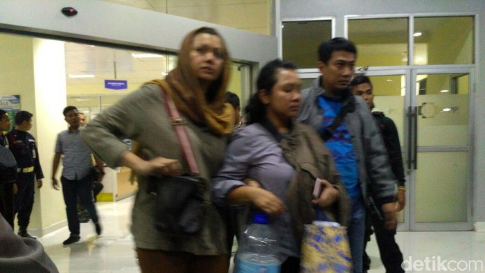 Keluarga Anggota Brimob Korban Penusukan Datangi RS