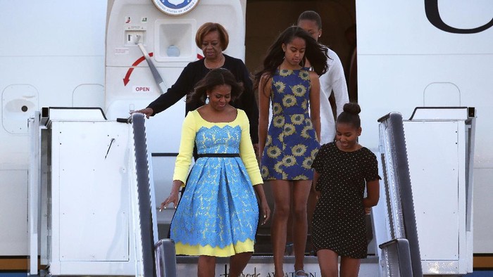 LONDON, ENGLAND - JUNE 15:  First Lady Michelle Obama arrives with daughters Malia Obama (C) and Sasha Obama (R) and her mother  Marian Robinson at Stanstead airport on June 15, 2015 in London, England. The First Lady is travelling to London with her daughters, Malia and Sasha and her mother, Mrs. Marian Robinson, to continue a global tour promoting her Let Girls Learn Initiative.? During the visit she will meet with students at a girls school to discuss how the UK and U.S. are working together to expand girls education around the world.  (Photo by Dan Kitwood/Getty Images)