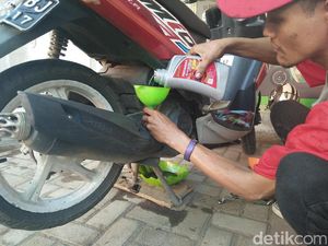 Bahaya Nggak Sih Sepeda Motor Pakai Oli Mesin Diesel?