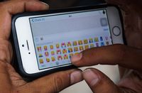 Aneka emoji ponsel bertema makanan.