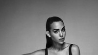 Unggahan terbaru model asal Spanyol pengganti tambatan hati CR7 pada Irina Shayk itu juga terlihat langsing dan ideal. Tak terlihat tanda-tanda hamil. Foto: Instagram @cristiano/@geogrinagio