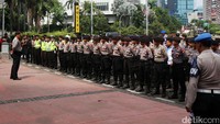 Sejumlah personel kepolisian saat menggelar apel pengamanan di kawasan Hotel Mandarin, Bundaran HI, Jakarta, Jumat (30/6/2017).