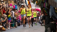 Penampakan sejumlah kaum gay di Spanyol, Jumat (30/6/2017) saat menggelar lomba lari menggunakan high heels. REUTERS/Juan Medina.
