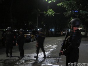 Polisi Olah TKP Penusukan 2 Anggota Brimob di Masjid