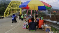 Bukan hanya jembatan saja yang menjadi tempat favorit. Sejumlah warga pun berfoto ria di sepanjang jalur Lingkar Kamojang. Selain itu, di sepanjang jalan Lingkar Kamojang sebelum dan sesudah jembatan terdapat puluhan pedagang makanan dan mimuman, dari mulai makanan cepat saji hingga oleh-oleh tradisional khas Ibun. Pool/Wisma Putra.