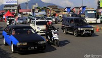 Hal tersebut diungkapkan oleh Kakorlantas Polri Brigjen Pol Royke Lumowa saat ditemui detikcom di Pos Polisi Cileunyi, Kamis (29/6/2017). Dari pantauannya yang dilakukan siang tadi di jalur selatan, dari mulai Cileunyi, Nagreg, Limbangan, Malangbong sampai Gentong, kepadatan arus balik sudah terjadi. Pool/Wisma Putra.